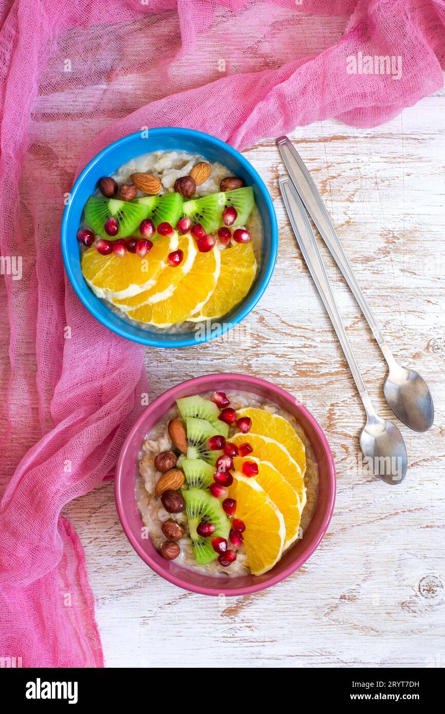 Flocons d'avoine avec des fruits et des noix pour un petit déjeuner sain Banque D'Images