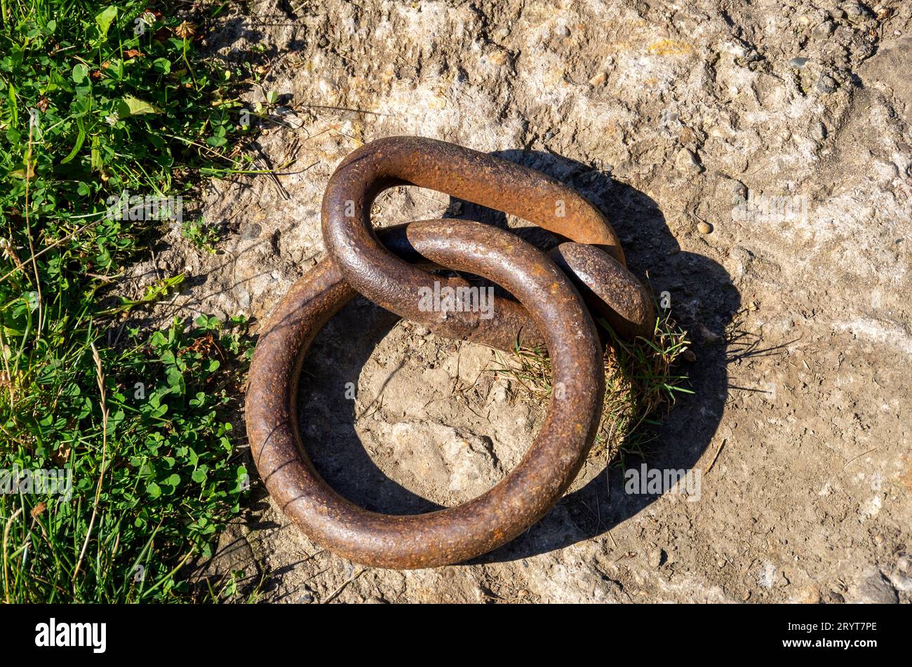 Anneau de fer rouillé pour fixer quelque chose, encastré dans le sol en pierre. Banque D'Images Anneau de fer rouillé pour fixer quelque chose, encastré dans le sol en pierre. Banque D'Images