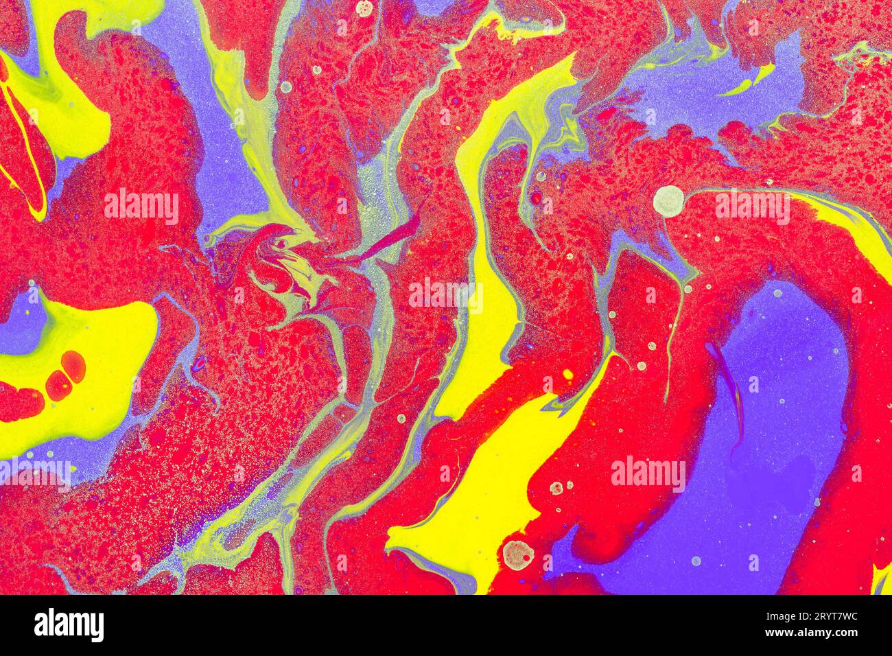 Glowing Red Waves avec inclusion d'or. Fond abstrait ou texture. Art fluide acrylique Banque D'Images