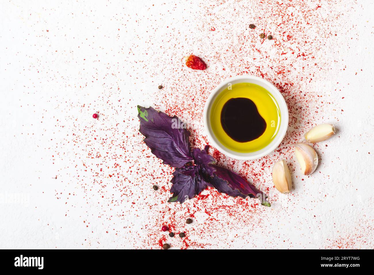 Huile d'olive, basilic et épices sur fond blanc Banque D'Images