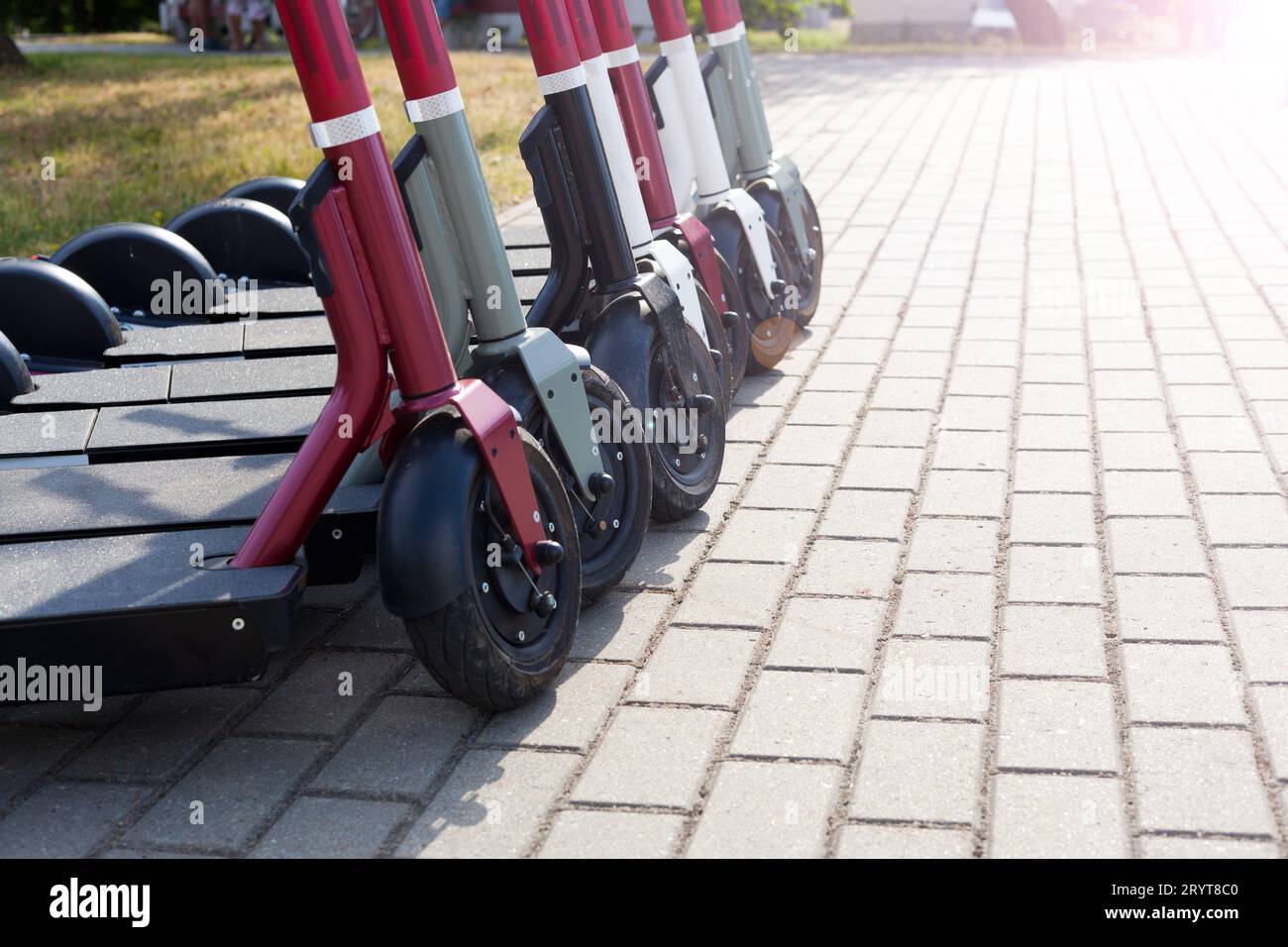 roues de scooter électrique sur le stationnement. transport urbain - row se prépare à faire du vélo avec des accumulateurs sur le trottoir du parc en estonie Banque D'Images