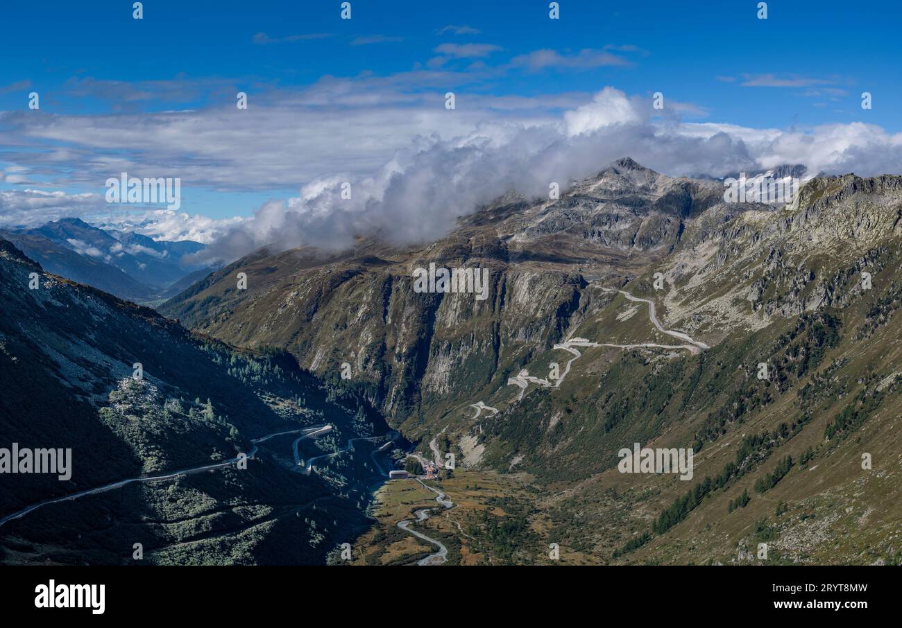 Vue depuis Furka Pass Switzerland montrant Grimsel Pass Road en regardant vers le Mont blanc-Monte Bianco et le long de la vallée du Rhône septembre 2023. Gletch c Banque D'Images Vue depuis Furka Pass Switzerland montrant Grimsel Pass Road en regardant vers le Mont blanc-Monte Bianco et le long de la vallée du Rhône septembre 2023. Gletch c Banque D'Images