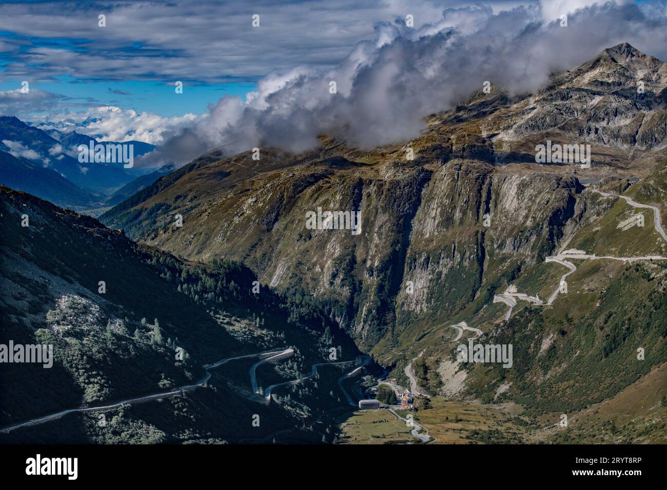 Vue depuis Furka Pass Switzerland montrant Grimsel Pass Road en regardant vers le Mont blanc-Monte Bianco et le long de la vallée du Rhône septembre 2023. Gletch c Banque D'Images Vue depuis Furka Pass Switzerland montrant Grimsel Pass Road en regardant vers le Mont blanc-Monte Bianco et le long de la vallée du Rhône septembre 2023. Gletch c Banque D'Images