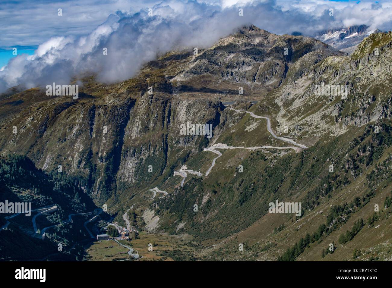 Vue depuis Furka Pass Switzerland montrant Grimsel Pass Road en regardant vers le Mont blanc-Monte Bianco et le long de la vallée du Rhône septembre 2023. Gletch c Banque D'Images