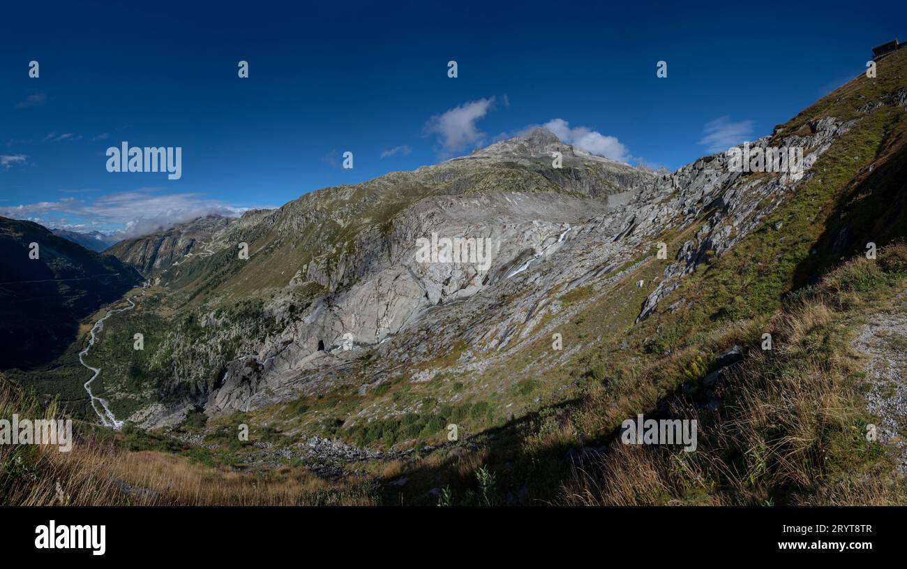 Vue depuis Furka Pass Switzerland montrant Grimsel Pass Road en regardant vers le Mont blanc-Monte Bianco et le long de la vallée du Rhône septembre 2023. Gletch c Banque D'Images Vue depuis Furka Pass Switzerland montrant Grimsel Pass Road en regardant vers le Mont blanc-Monte Bianco et le long de la vallée du Rhône septembre 2023. Gletch c Banque D'Images