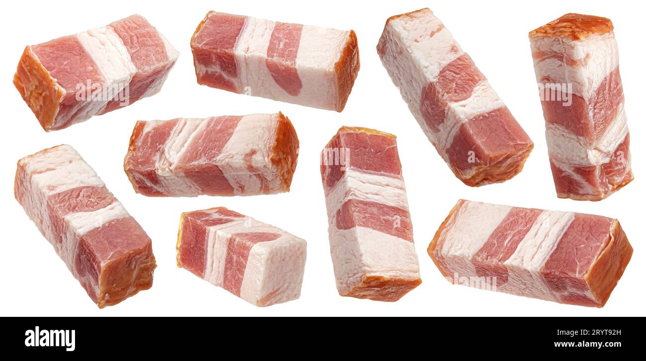 Pancetta italienne, cubes de bacon isolés sur fond blanc Banque D'Images