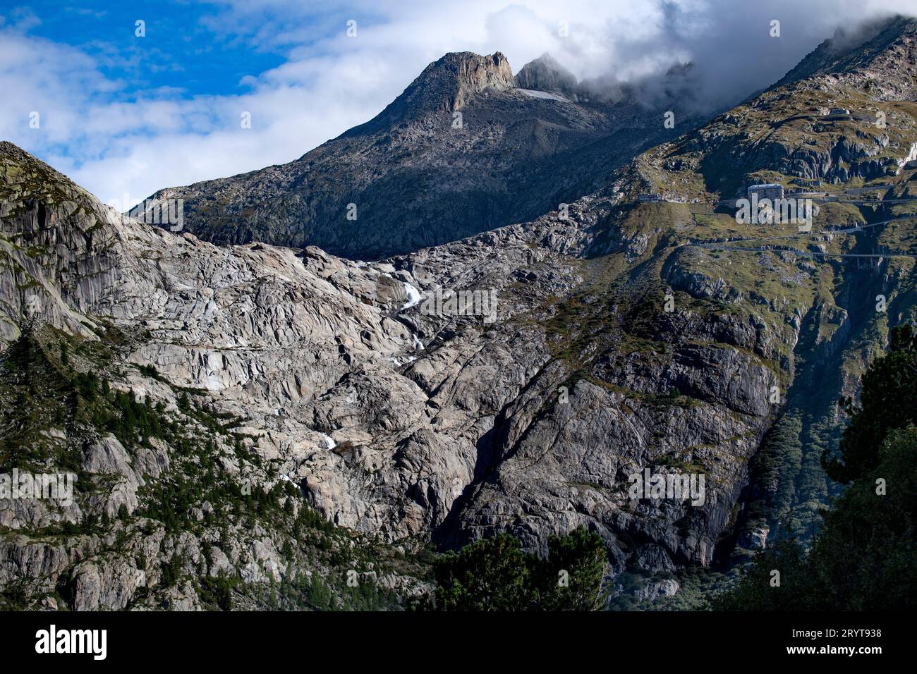 Furka Pass Suisse montrant la retraite du glacier du Rhône septembre 2023 montrant l'Hôtel Belvedere. Col de la Furka, avec une élévation Banque D'Images Furka Pass Suisse montrant la retraite du glacier du Rhône septembre 2023 montrant l'Hôtel Belvedere. Col de la Furka, avec une élévation Banque D'Images