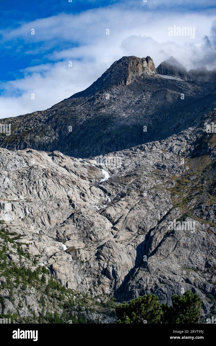 Col de la Furka Suisse montrant la retraite Glacier du Rhône septembre 2023 Col de la Furka, avec une altitude de 2 429 mètres (7 969 Banque D'Images Col de la Furka Suisse montrant la retraite Glacier du Rhône septembre 2023 Col de la Furka, avec une altitude de 2 429 mètres (7 969 Banque D'Images
