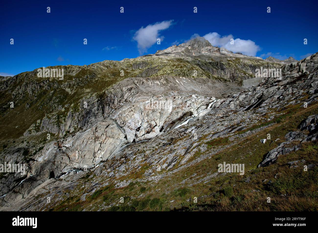Col de la Furka Suisse montrant la retraite Glacier du Rhône septembre 2023 Col de la Furka, avec une altitude de 2 429 mètres (7 969 Banque D'Images Col de la Furka Suisse montrant la retraite Glacier du Rhône septembre 2023 Col de la Furka, avec une altitude de 2 429 mètres (7 969 Banque D'Images