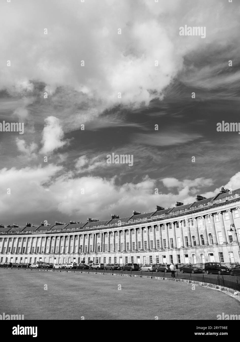 Paysage noir et blanc, le Royal Crescent, Bath, Somerset, Angleterre, ROYAUME-UNI, GB. Banque D'Images