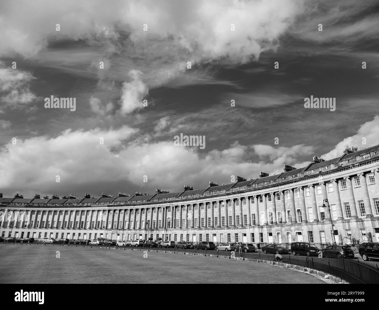 Paysage noir et blanc, le Royal Crescent, Bath, Somerset, Angleterre, ROYAUME-UNI, GB. Banque D'Images