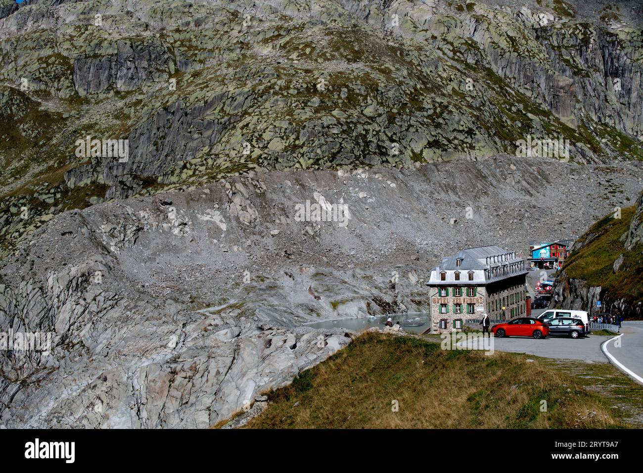 Furka Pass Suisse montrant la retraite du glacier du Rhône septembre 2023 montrant l'Hôtel Belvedere. Col de la Furka, avec une élévation Banque D'Images Furka Pass Suisse montrant la retraite du glacier du Rhône septembre 2023 montrant l'Hôtel Belvedere. Col de la Furka, avec une élévation Banque D'Images