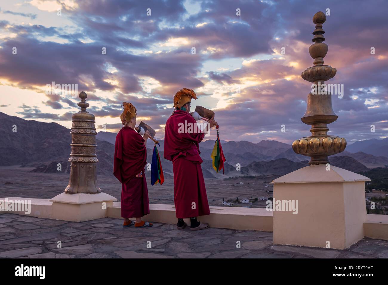 Moines bouddhistes soufflant des conques au monastère de Thikse (Thiksay Gompa), Ladakh, Inde Banque D'Images