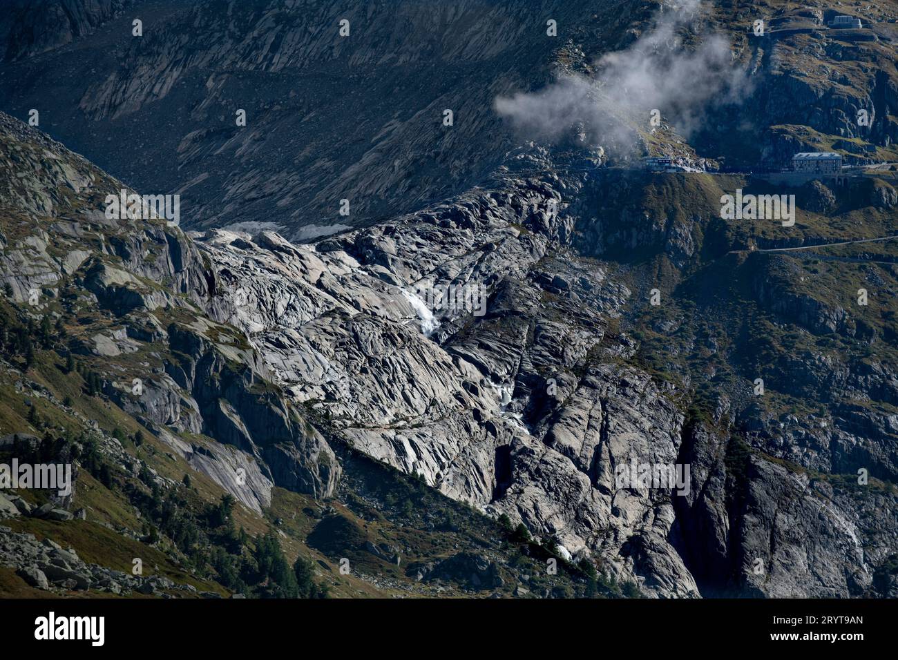 Furka Pass Suisse montrant la retraite du glacier du Rhône septembre 2023 montrant l'Hôtel Belvedere. Col de la Furka, avec une élévation Banque D'Images Furka Pass Suisse montrant la retraite du glacier du Rhône septembre 2023 montrant l'Hôtel Belvedere. Col de la Furka, avec une élévation Banque D'Images