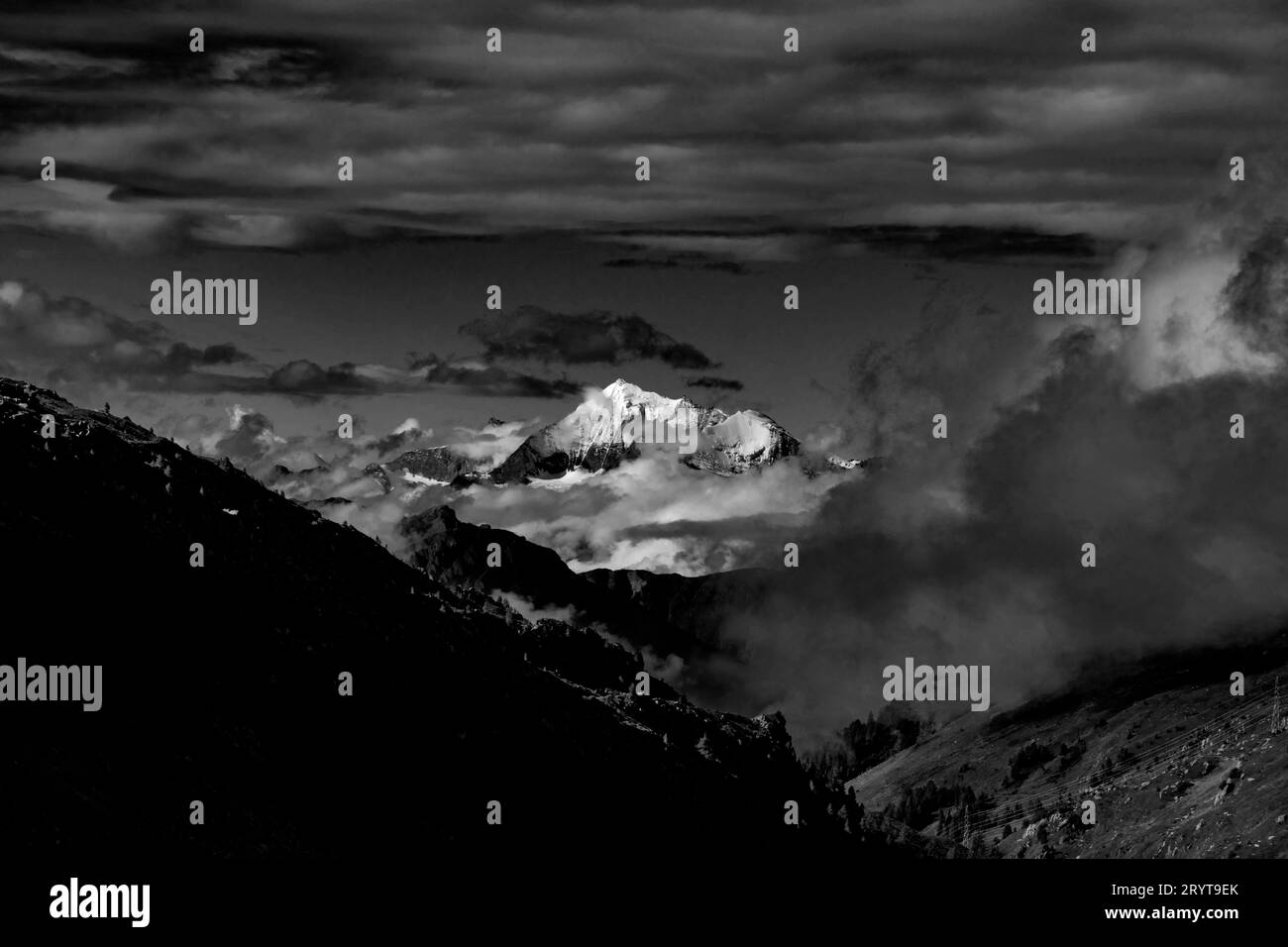 Vue depuis , col de Grimsel, col de Furka Suisse montrant la route du col de Grimsel en regardant vers le Mont blanc et le long de la vallée du Rhône septembre 2023. Gletc Banque D'Images Vue depuis , col de Grimsel, col de Furka Suisse montrant la route du col de Grimsel en regardant vers le Mont blanc et le long de la vallée du Rhône septembre 2023. Gletc Banque D'Images