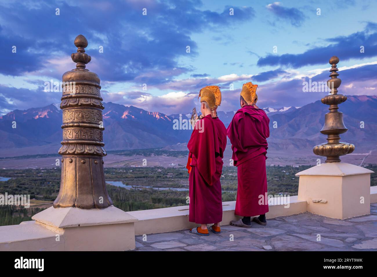 Moines bouddhistes soufflant des conques au monastère de Thikse (Thiksay Gompa), Ladakh, Inde Banque D'Images
