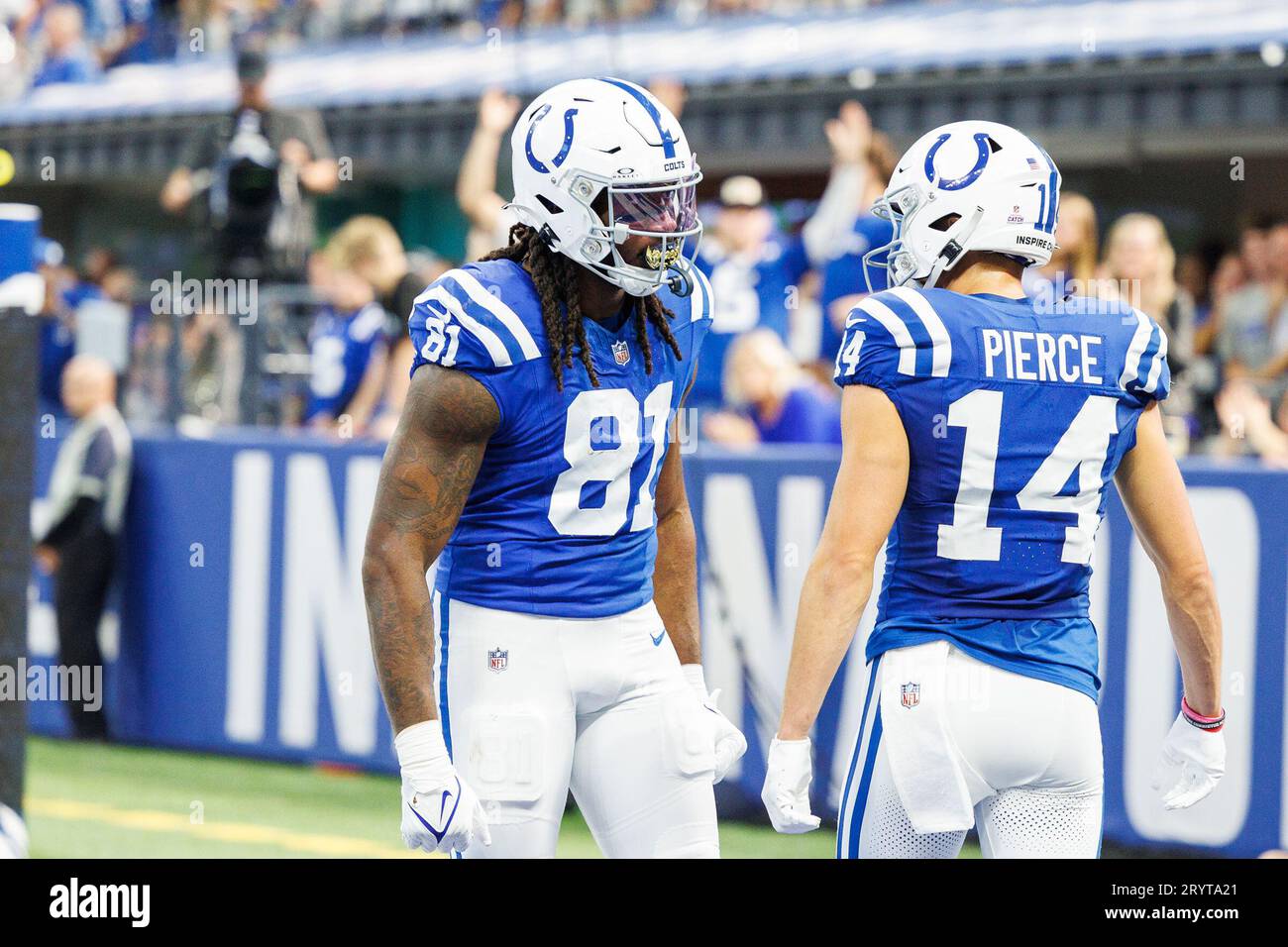 01 octobre 2023 : le Tight End des Colts d'Indianapolis Mo Alie-Cox (81 ans) et le Wide Receiver des Colts d'Indianapolis Alec Pierce (14 ans) célèbrent le touchdown lors du match de la NFL contre les Rams de Los Angeles à Indianapolis, Indiana. Los Angeles bat Indianapolis 29-23 en prolongation. John Mersits/CSM (image de crédit : © John Mersits/Cal Sport Media) Banque D'Images