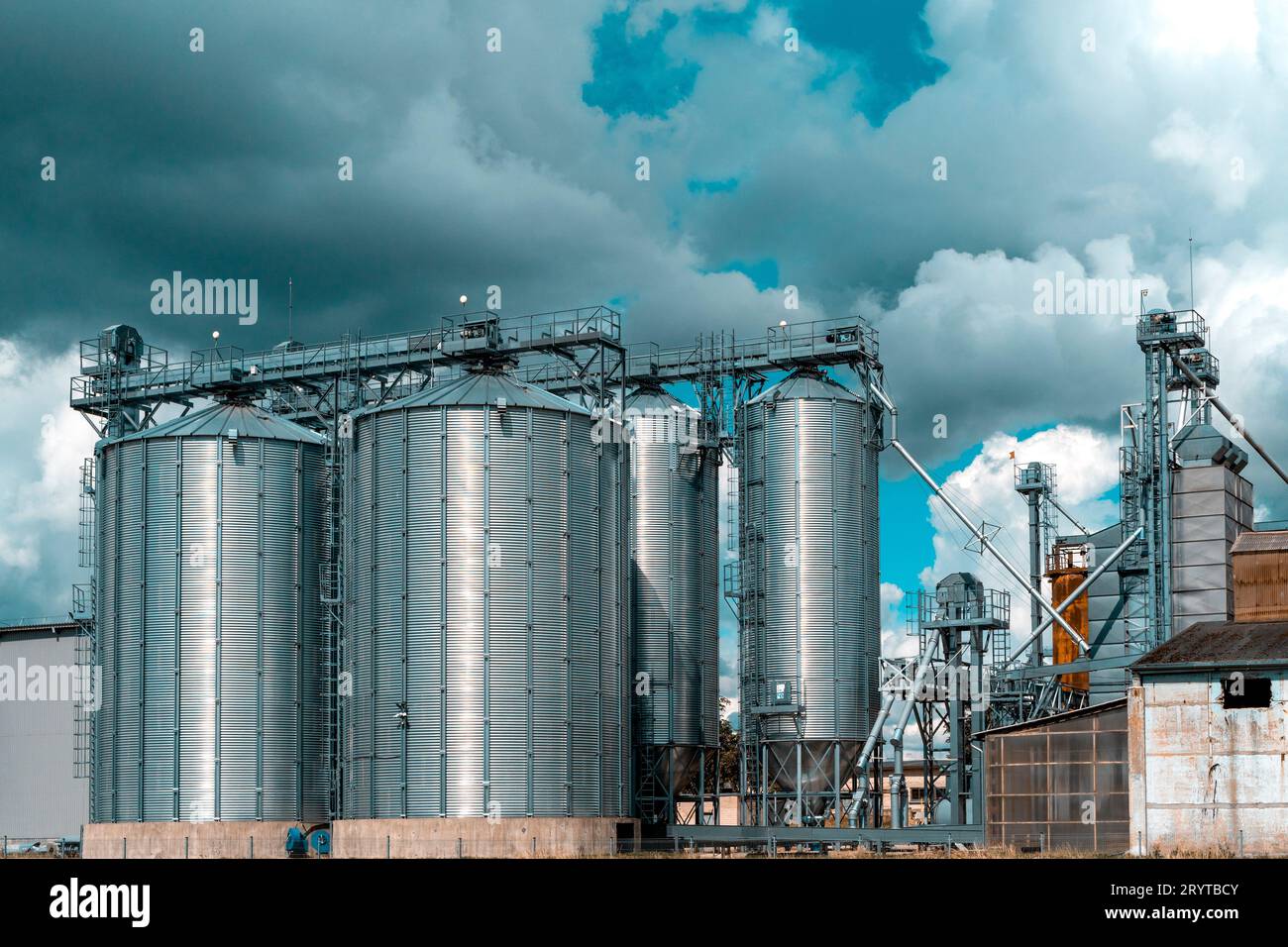 Silos agricoles - extérieur du bâtiment, stockage et séchage des grains Banque D'Images