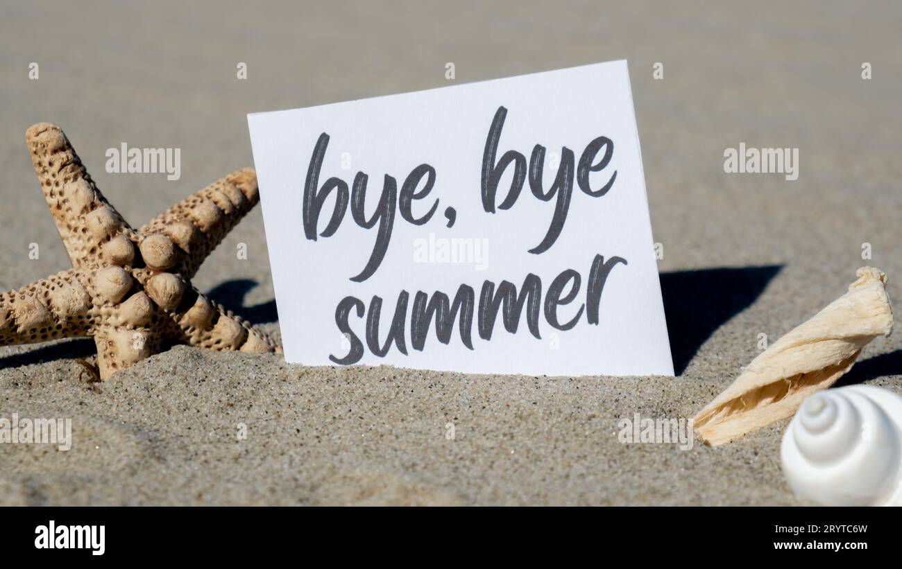 BYE BYE texte D'ÉTÉ sur papier carte de voeux sur fond d'étoile de mer décor de vacances d'été de coquillage. Plage de sable côte ensoleillée. Holi Banque D'Images