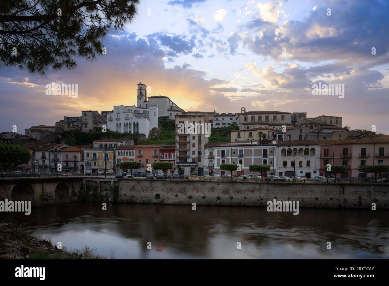 Village de montagne italien, horizon méditerranéen avec vieilles maisons de Polla, Campanie, Italie Banque D'Images