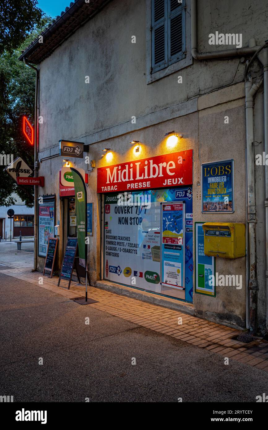 Tabac français typique à Nîmes France. Tabac Nîmes France. Les Tabacs français vendent du tabac mais peuvent aussi être un café, des bookmakers, des marchands de journaux et un bar. Banque D'Images