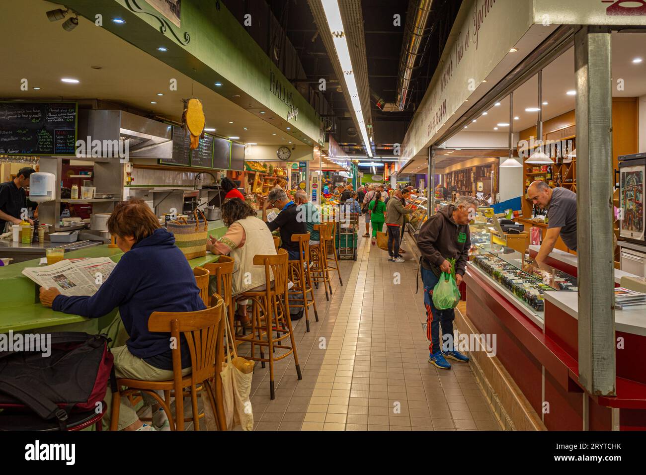Marché les Halles de Nîmes ou Halle de Nîmes. Le Market Hall Nîmes est situé dans le centre-ville et est frais principalement des stands de produits. Banque D'Images