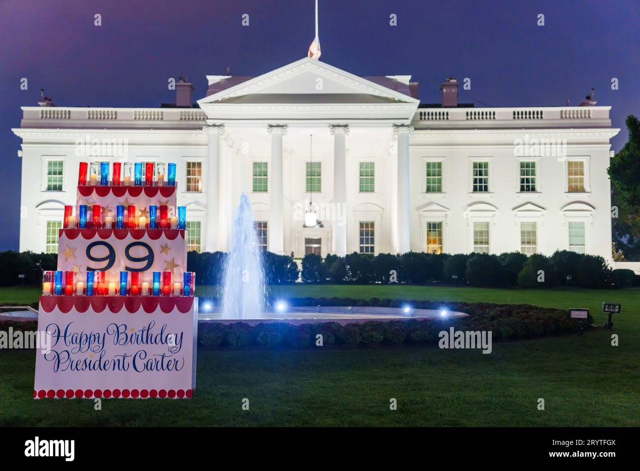 Washington, États-Unis. 01 octobre 2023. Une exposition géante de gâteau d'anniversaire en bois illuminé en l'honneur du 99e anniversaire de l'ancien président Jimmy carter sur la pelouse nord de la Maison Blanche, le 1 octobre 2023 à Washington, DC crédit : Handout/White House photo/Alamy Live News Banque D'Images