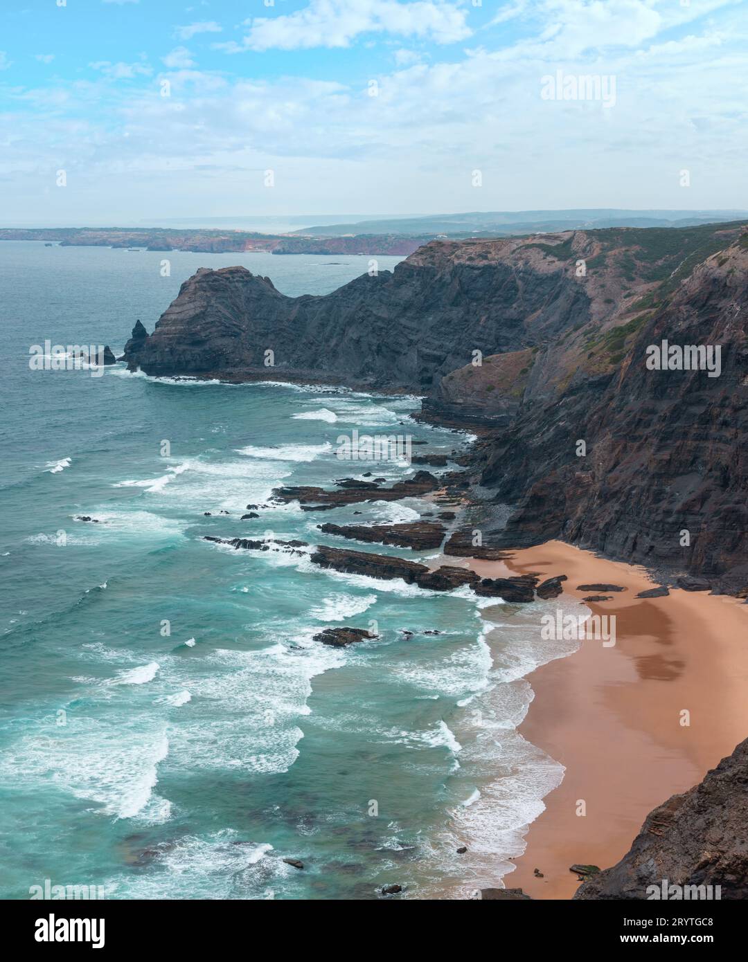 Côte rocheuse de l'Atlantique d'été (Algarve, Portugal). Banque D'Images