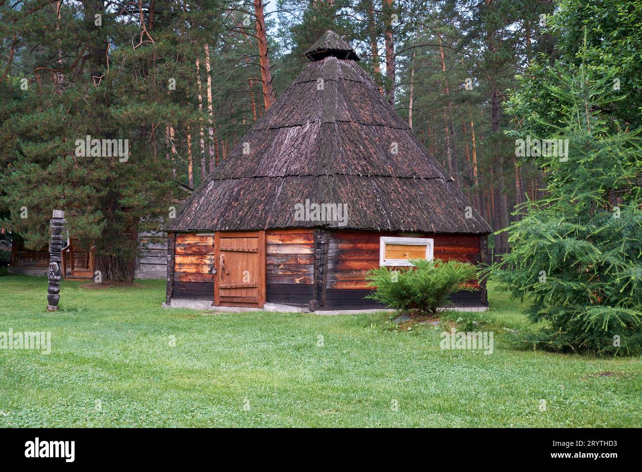 Ail. Demeure nationale populaire de l'Altaï avec des murs en bois et un toit couvert d'écorce Banque D'Images