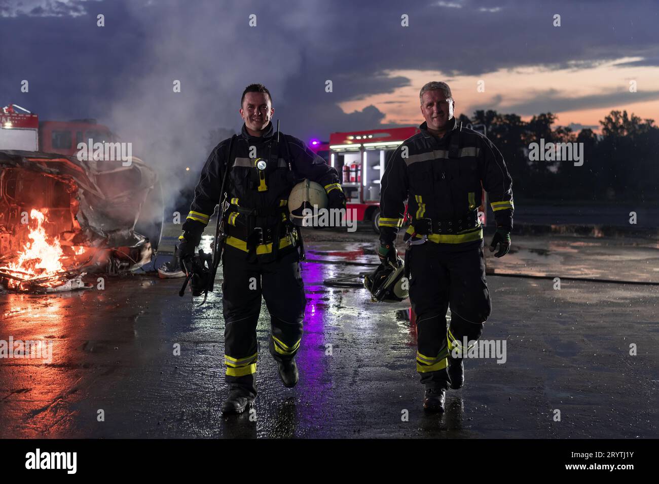 Brave Firefighters Team Walking après avoir terminé. L'équipe de secours paramédicaux et pompiers lutte contre l'incendie dans la circulation accident de voiture, assurance et Save Peoples Live Banque D'Images