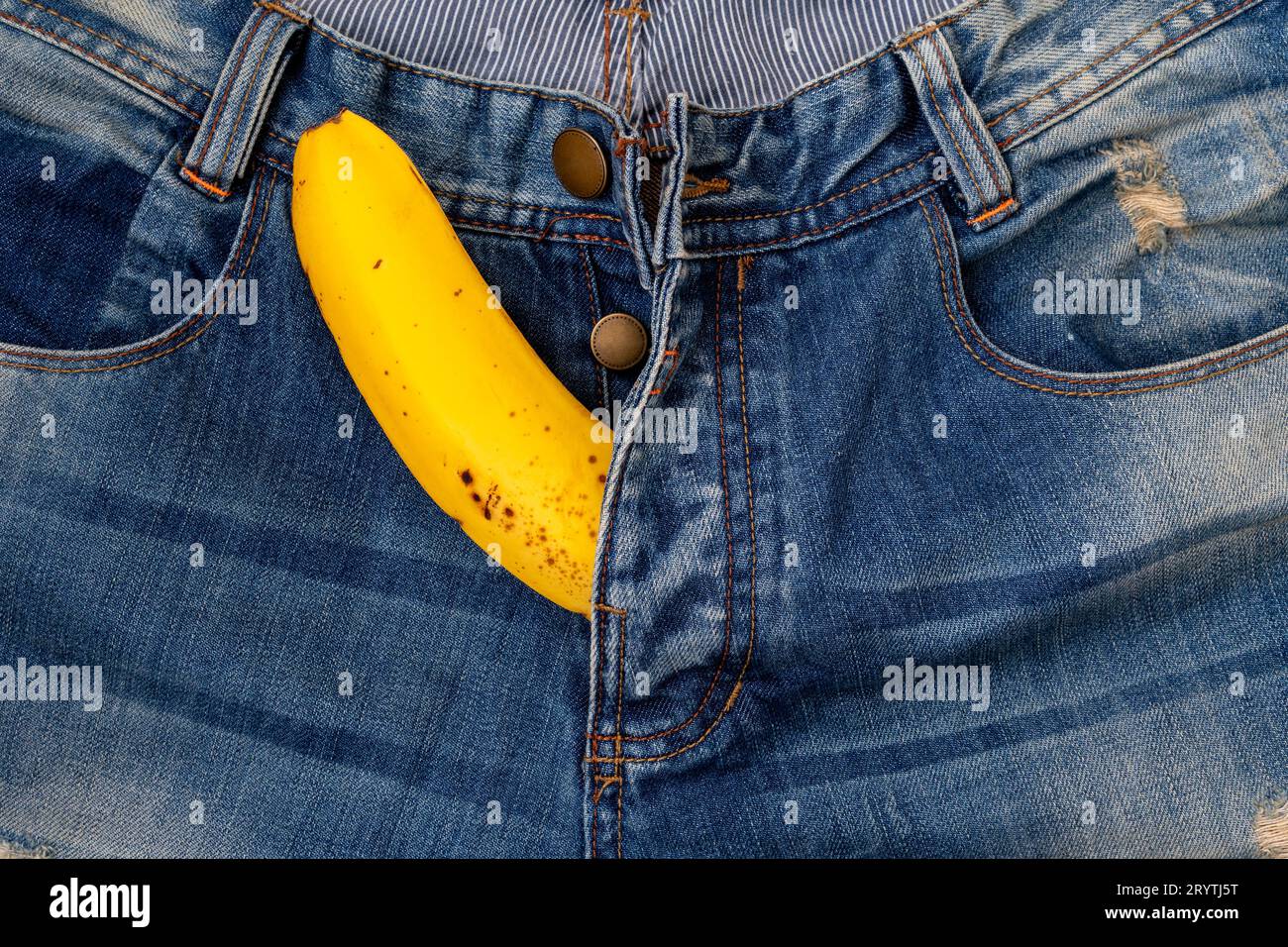 Banane en jeans pour hommes comme pénis pour hommes Banque D'Images