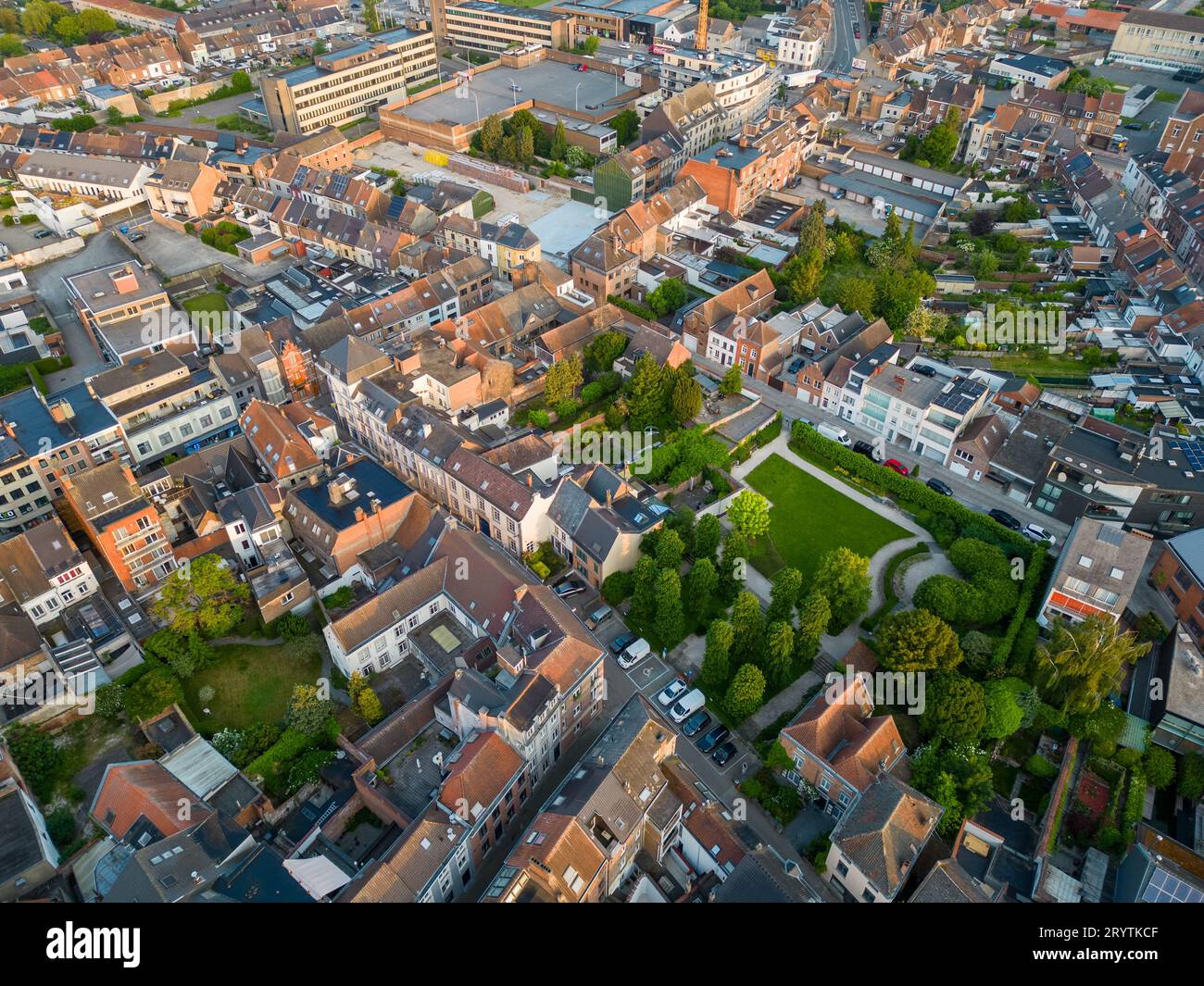 Halle, Vlaams brabant, Belgique, 06 09 2023, vue aérienne du centre de la ville de Halle au lever du soleil Banque D'Images