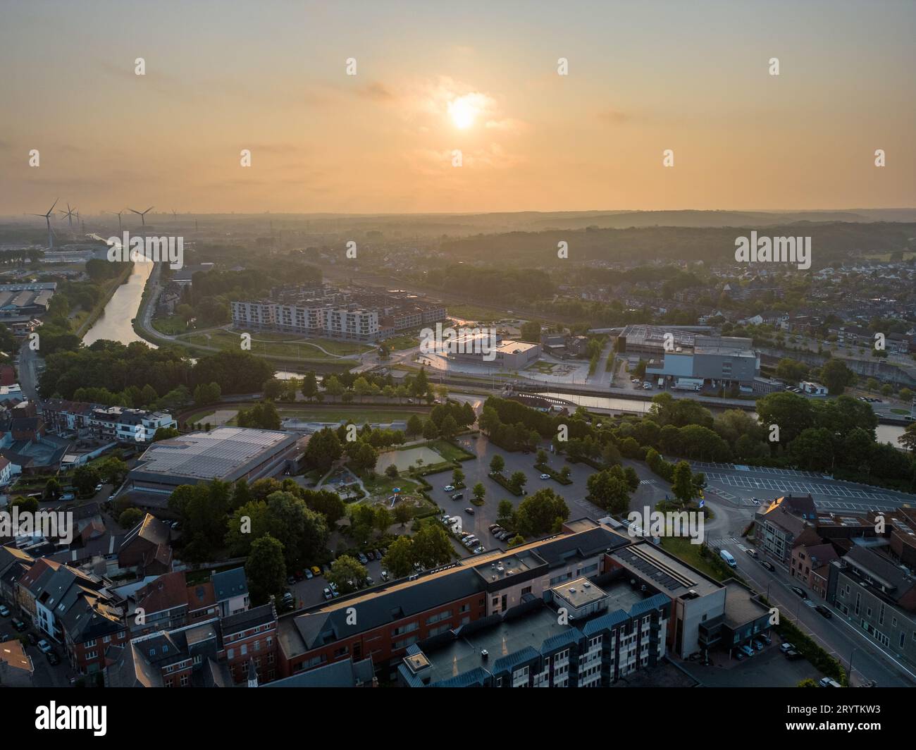 Halle, Vlaams brabant, Belgique, 06 09 2023, vue aérienne du centre de la ville de Halle au lever du soleil Banque D'Images