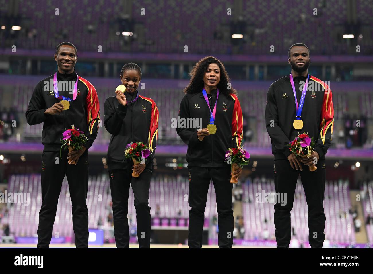Hangzhou, province chinoise du Zhejiang. 2 octobre 2023. Les médaillés d'or de Bahreïn assistent à la cérémonie de victoire du relais mixte d'athlétisme 4 x 400m aux 19es Jeux asiatiques à Hangzhou, dans la province du Zhejiang, dans l'est de la Chine, le 2 octobre 2023. Crédit : Jiang Han/Xinhua/Alamy Live News Banque D'Images