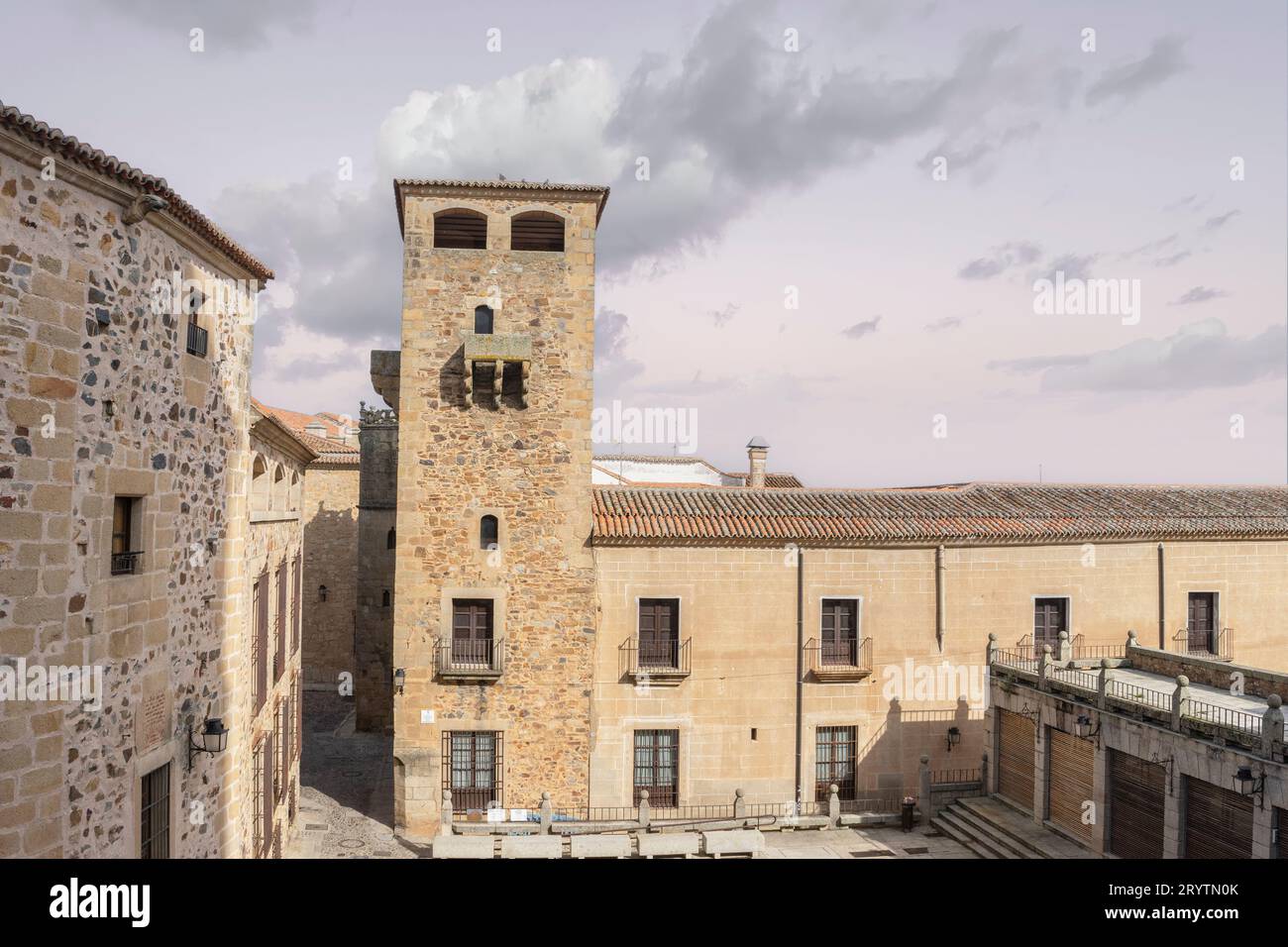 Palais des Golfines de Abajo au coucher du soleil dans le village médiéval de Caceres. Estrémadure. Espagne Banque D'Images