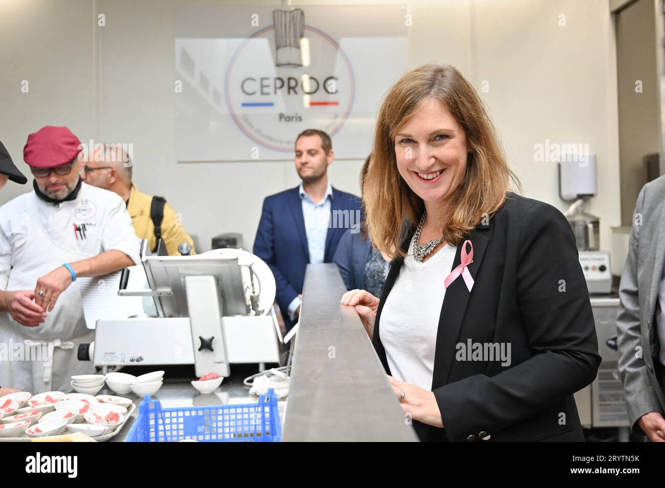 Paris, France. 02 octobre 2023. Carole Grandjean, Ministre de l'enseignement et de la formation professionnels lors d'une visite au Centre d'Excellence des professions culinaires pour inaugurer et visiter le nouveau laboratoire charcuterie-Traiteur et les différentes installations techniques du CEPROC en présence d'apprentis chefs, le 2 octobre 2023 à Paris, France. Photo Tomas Stevens/ABACAPRESS.COM crédit : Abaca Press/Alamy Live News Banque D'Images