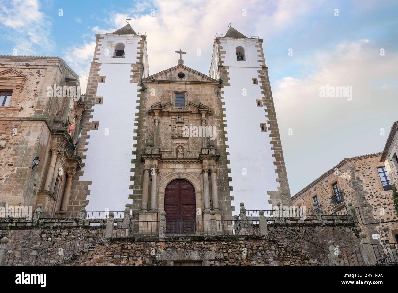 Église de Francisco Javier au coucher du soleil sur la Plaza de San Jorge situé dans la vieille ville de Caceres, un monument considéré comme un patrimoine mondial Banque D'Images