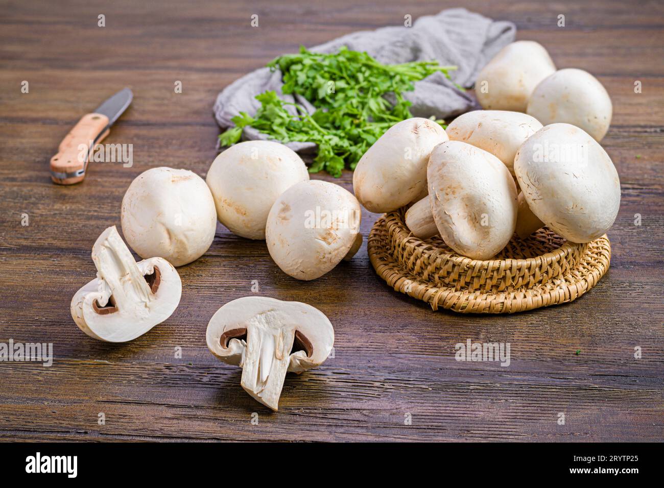 Gros plan d'une table avec une sélection de champignons, un couteau et un tissu Banque D'Images