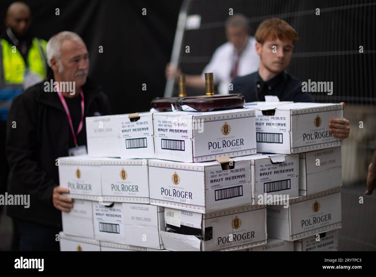 Une autre caisse de champagne Pol Roger - favorisée par Winston Churchill - est roulée dans l'hôtel Midland lors de la conférence du Parti conservateur au Manchester Central Convention Complex, Manchester le lundi 2 octobre 2023. (Photo : Pat Scaasi | MI News) crédit : MI News & Sport / Alamy Live News Banque D'Images