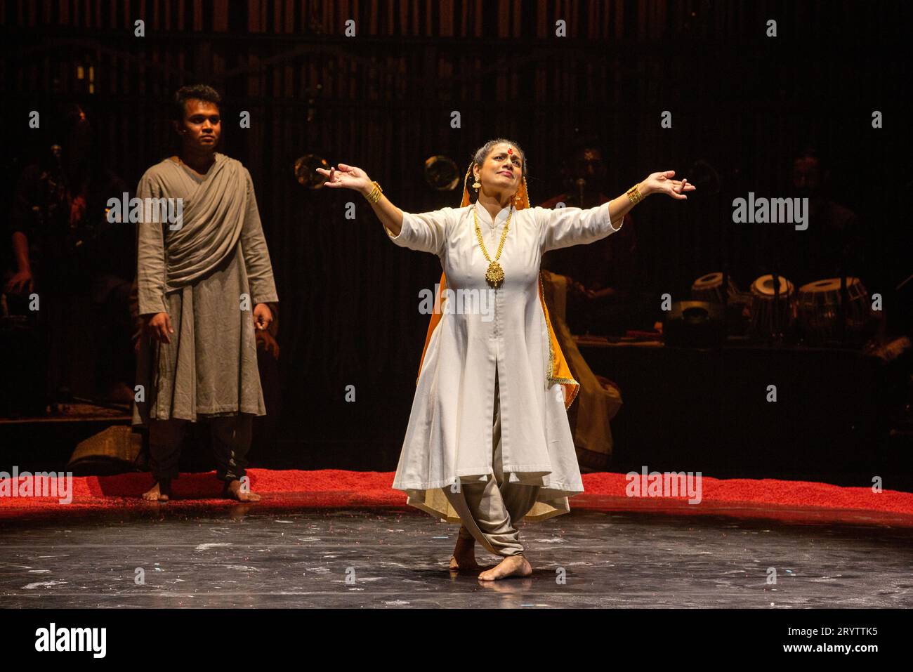 Jay Emmanuel, Ellora Patnaik dans LE MAHABHARATA présenté par Why Not Theatre (Toronto, Canada) au Barbican Theatre, Londres EC2 01/10/2023 musique originale et son : John Gzowski & Suba Sankaran décor : Lorenzo Savoini costumes : Gillian Gallow éclairage : Kevin Lamotte projections : Hana S Kim chorégraphie : Brandy Leary réalisateurs: ravi Jain et Miriam Fernandes Banque D'Images