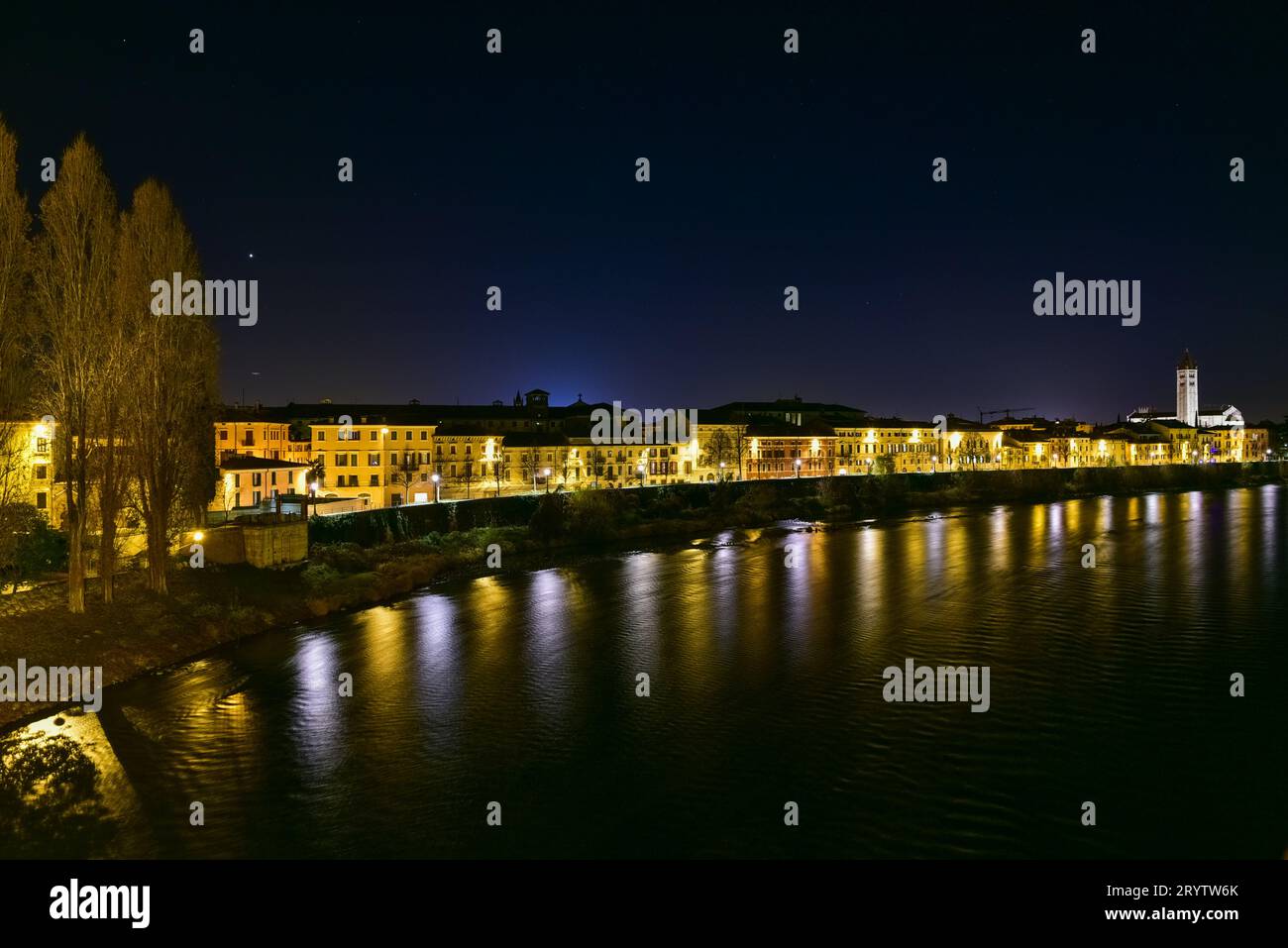 Scène de nuit de la vieille ville de Vérone capturé escalader le pont Castelvecchio dans une froide soirée d'hiver en décembre 2016, Vérone, Italie Banque D'Images