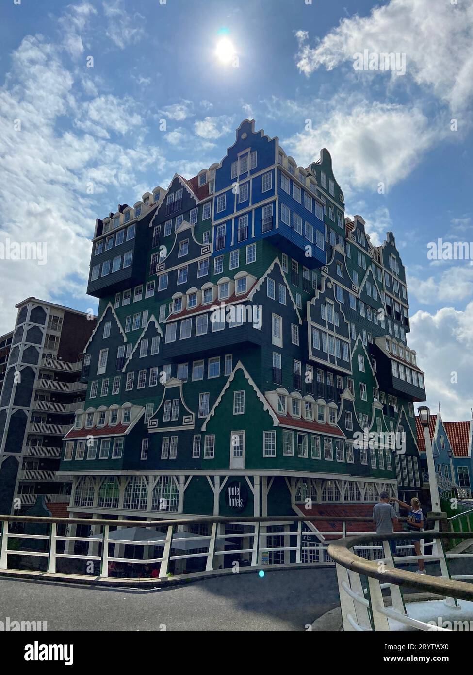 Une grande structure architecturale située le long d'une chaussée, avec des détails complexes et des accents ornementaux Banque D'Images