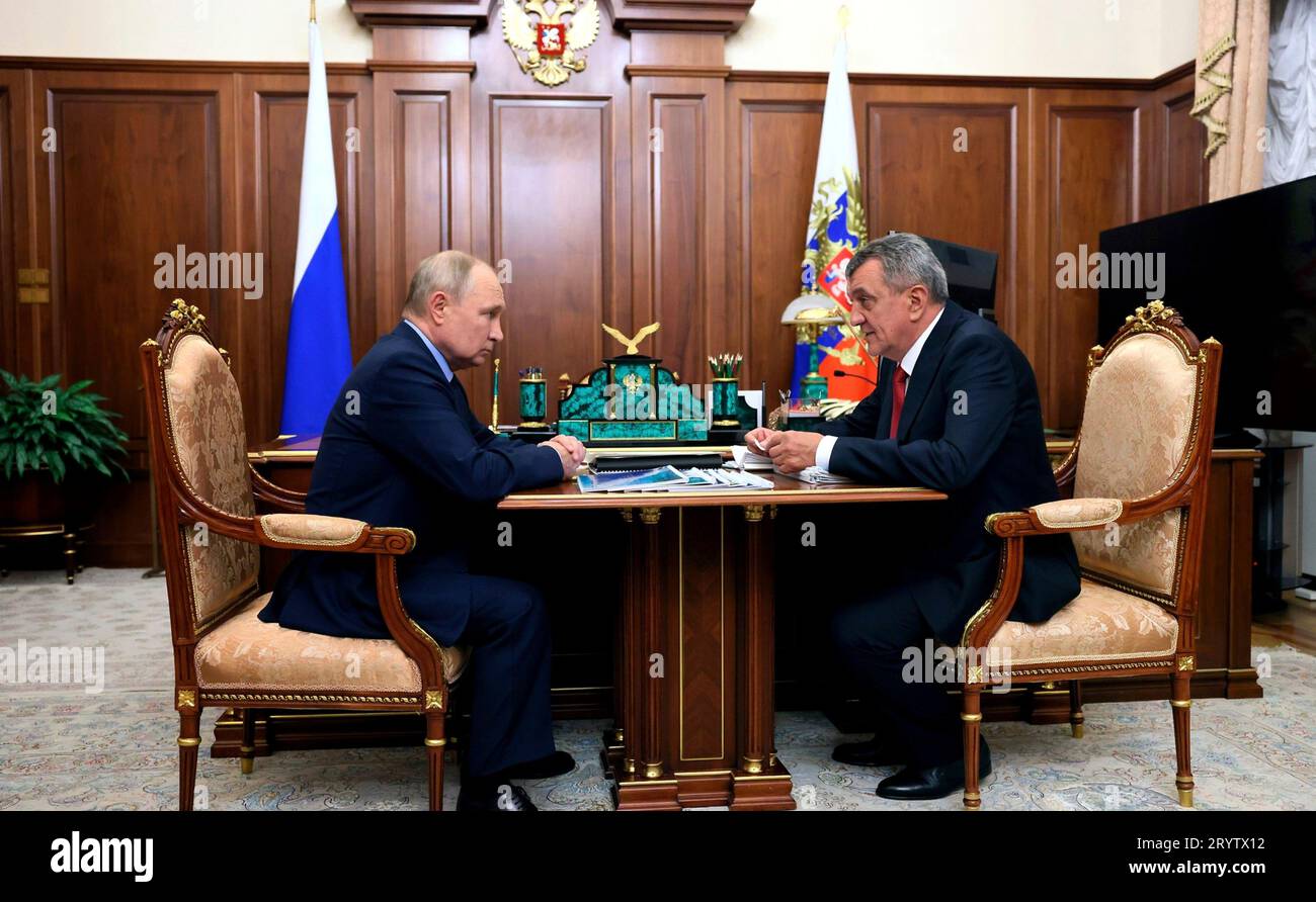 Moscou, Russie. 02 octobre 2023. Le président russe Vladimir Poutine, à gauche, écoute le chef de la République d'Ossétie du Nord-Alania Sergei Menyailo, à droite, lors d'une réunion de travail face à face au Kremlin, le 2 octobre 2023 à Moscou, en Russie. Crédit : Mikhail Metzel/Kremlin Pool/Alamy Live News Banque D'Images