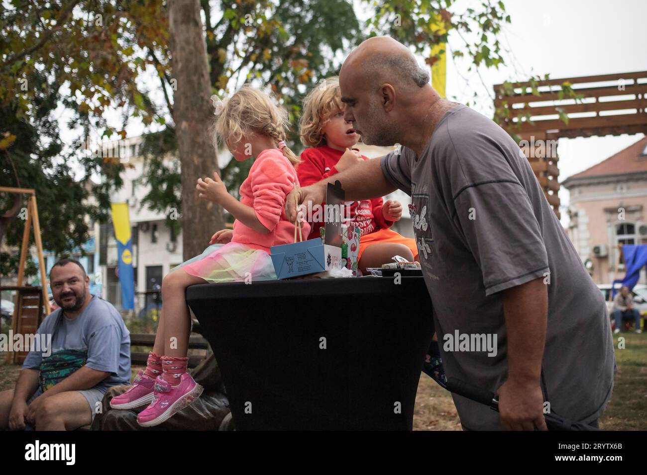 Belgrade, Serbie, le 24 septembre 2023 : un homme avec des enfants appréciant la cuisine chinoise Banque D'Images