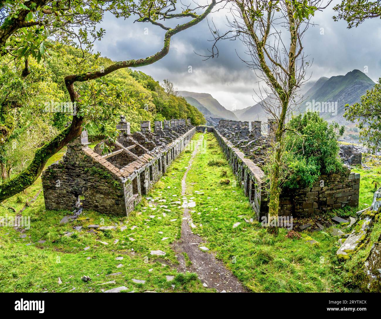 Ce sont des cottages de mineurs Anglesey Barracks dans la carrière d'ardoise abandonnée de Dinorwig près du village gallois de Llanberis dans le parc national de Snowdonia Banque D'Images