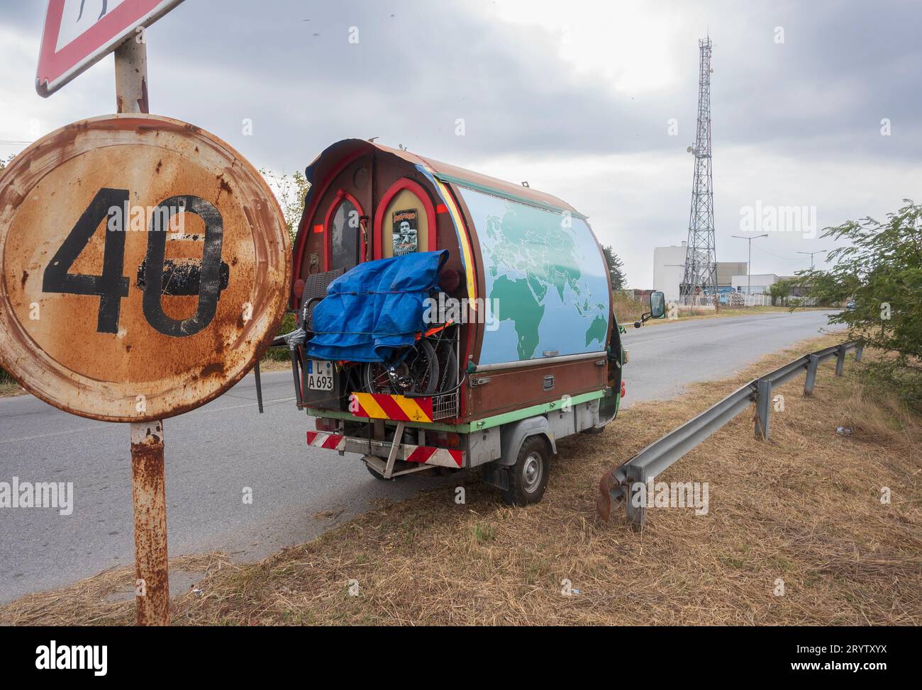 Elhovo Bulgarie 2 octobre 2023 : Road trip européen en camion tuc tuc. Le pousse-pousse automatique, appelé tuk-tuk, est une forme de transport urbain largement utilisée à Bangkok. Cliff Norton Alamy Live News Banque D'Images