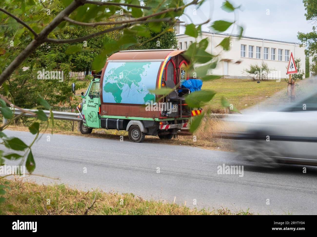 Elhovo Bulgarie 2 octobre 2023 : Road trip européen en camion tuc tuc. Le pousse-pousse automatique, appelé tuk-tuk, est une forme de transport urbain largement utilisée à Bangkok. Cliff Norton Alamy Live News Banque D'Images