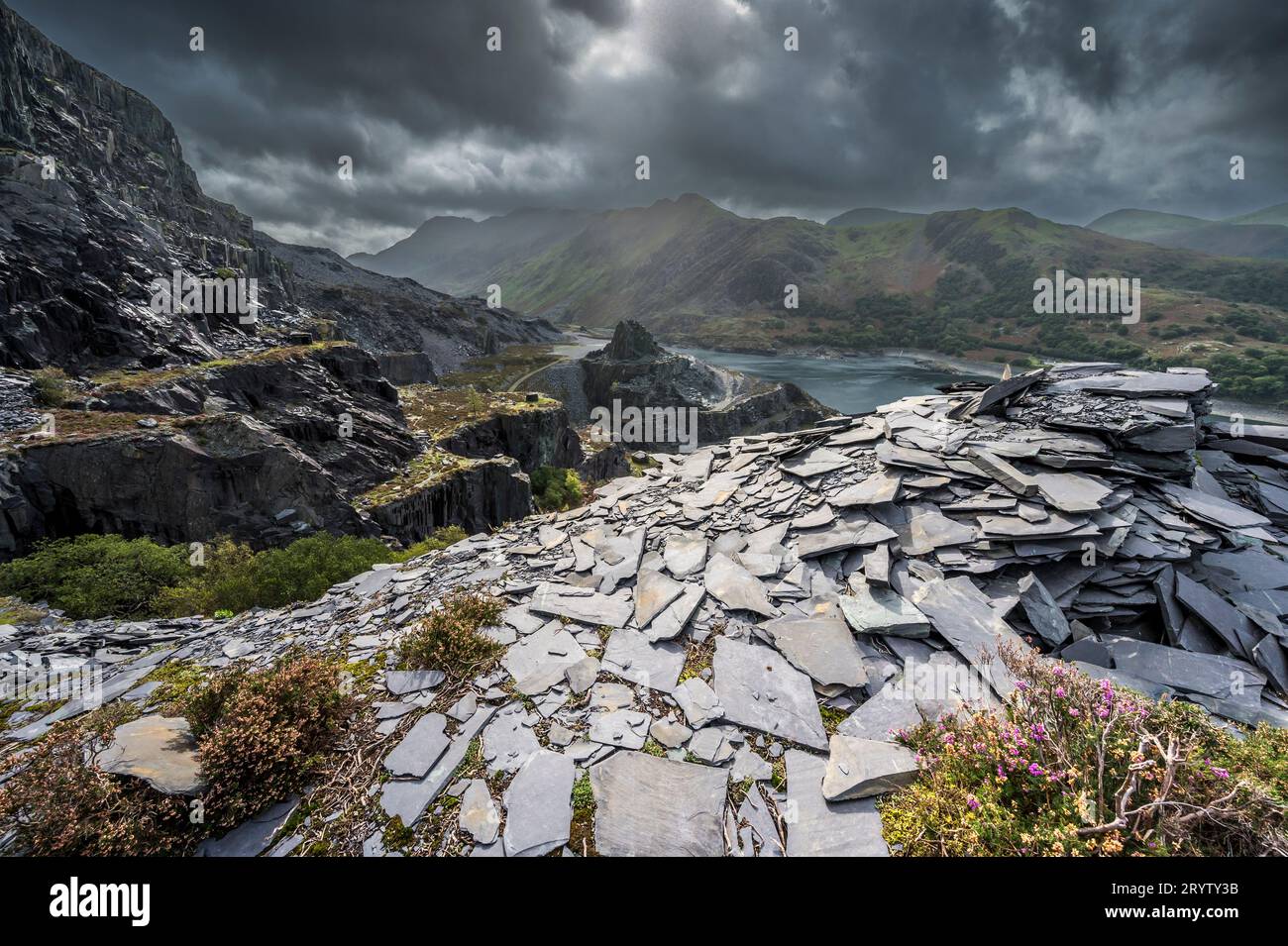 Paysage général des tas de butin de la carrière d'ardoise abandonnée Dinorwig située au-dessus du village gallois de Llanberis dans le parc national de Snowdonia Banque D'Images