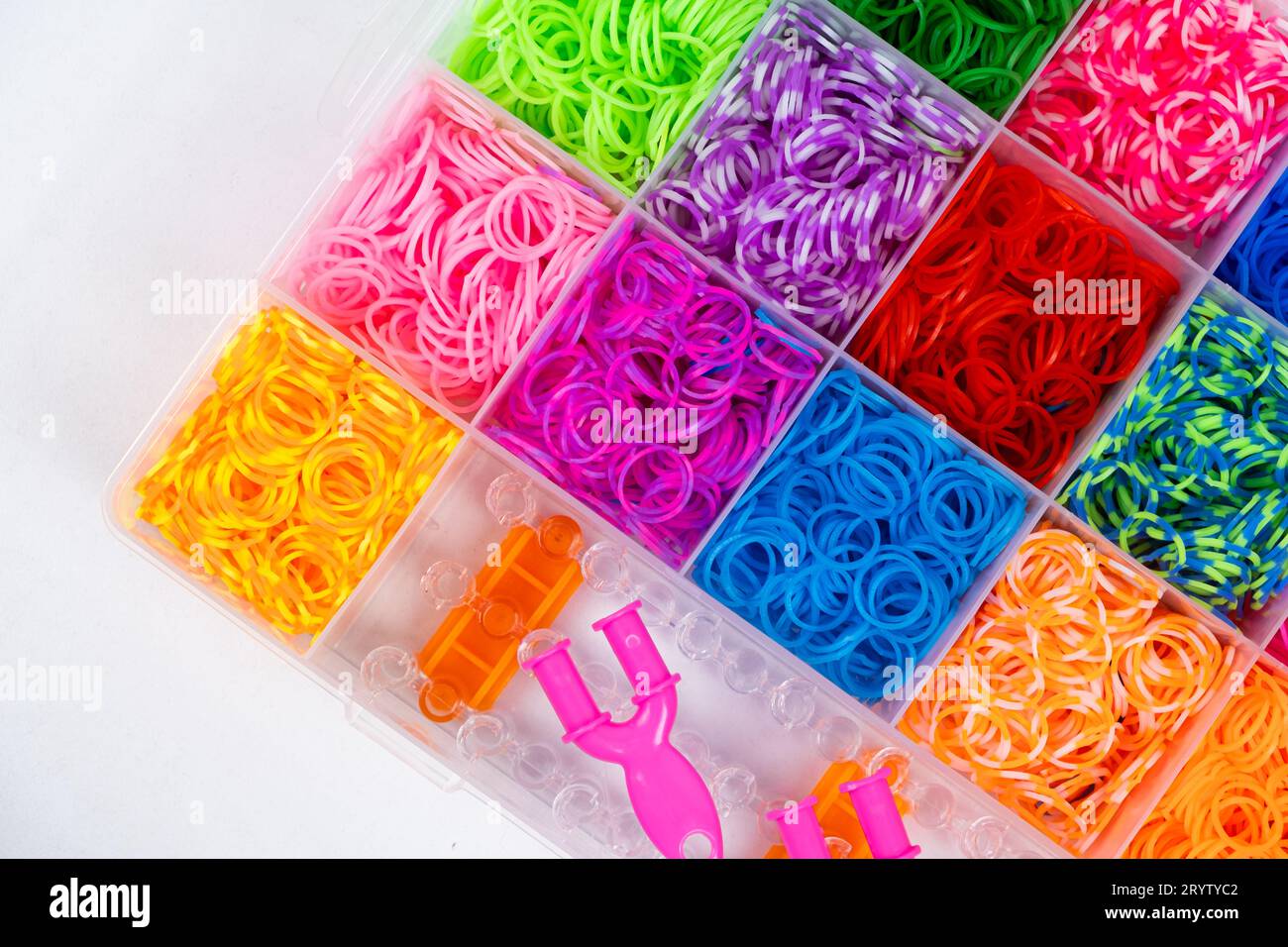 Un ensemble de bandes élastiques multicolores pour tisser des bracelets pour enfants. Banque D'Images