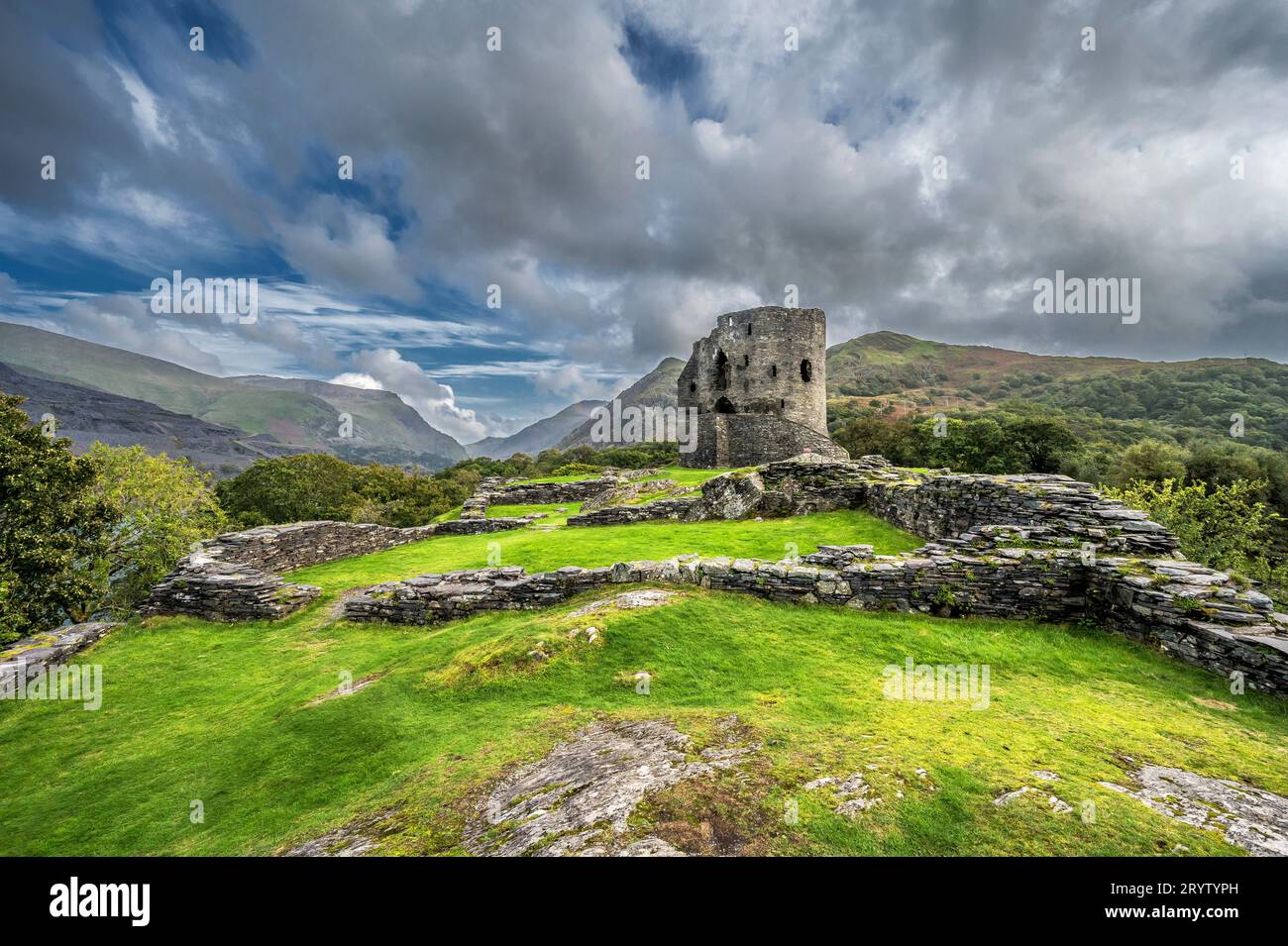Il s'agit de la forteresse du château de Dolpadarn du 13e siècle construite par Llewelyn le Grand dans le village gallois de Llanberis dans le parc national de Snowdonia Banque D'Images